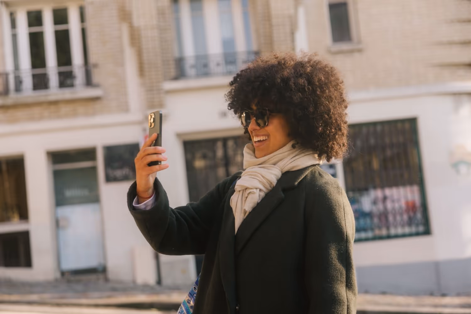 Montmartre Walking Tour guest takes a picture